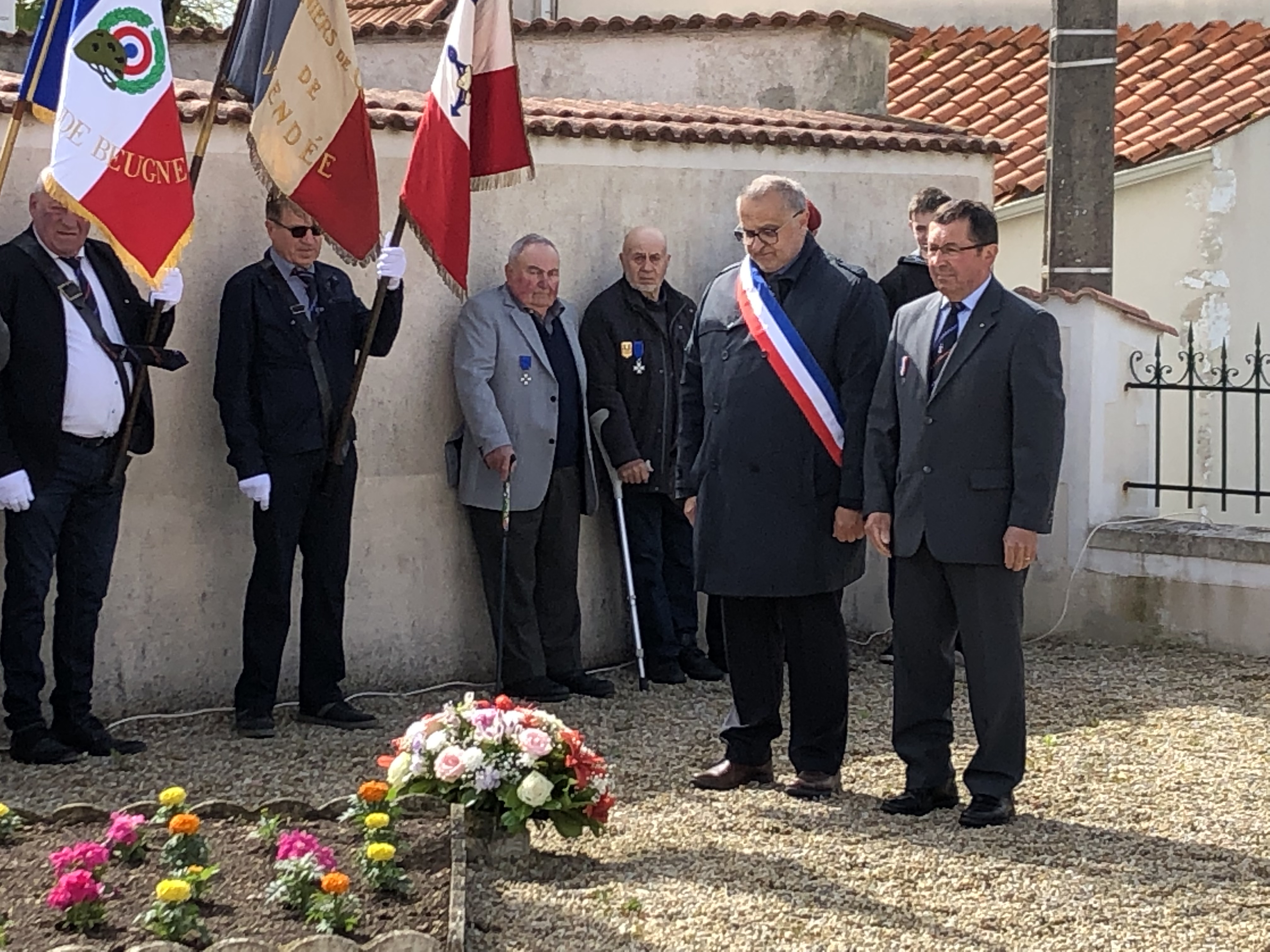 L'Hommage de Monsieur le Maire et du Président de la section UNC de Saint Jean de Beugné